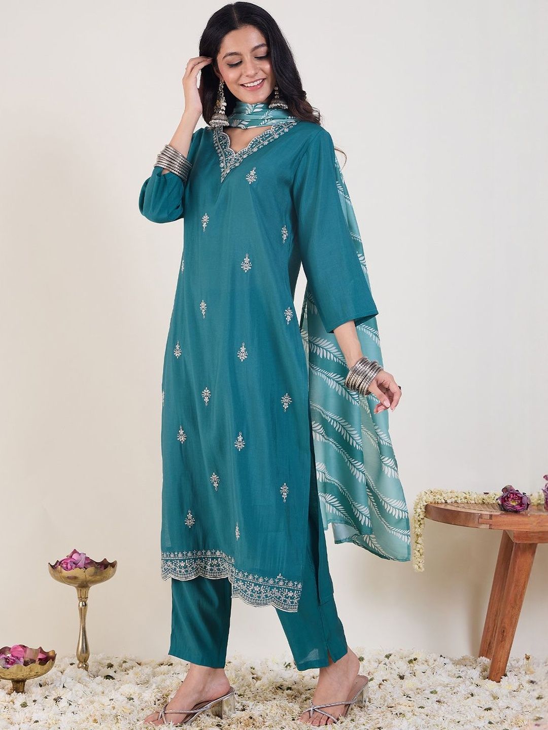 Ethnic Motifs Embroidered V-Neck Thread Work Kurta & Trousers With Dupatta