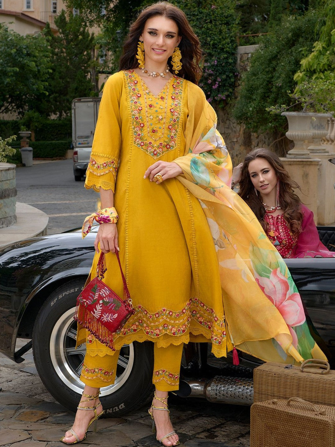 Women Floral Embroidered Regular Thread Work Kurta with Trousers & With Dupatta