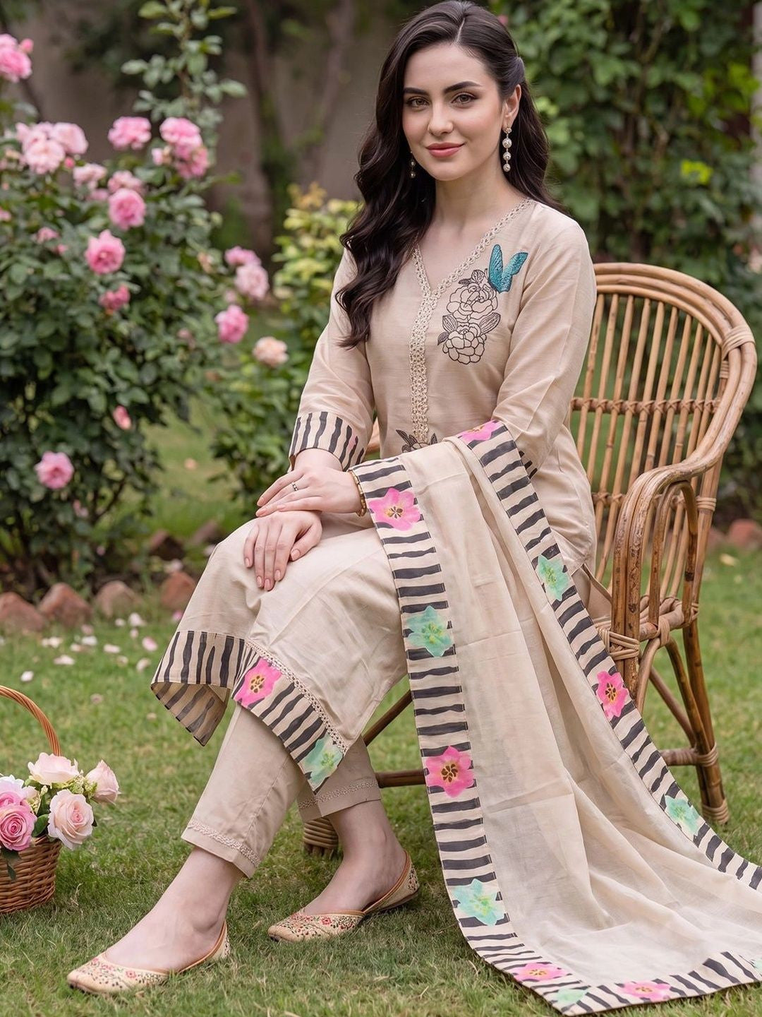 Women Floral Embroidered Regular Thread Work Kurta with Trousers & With Dupatta