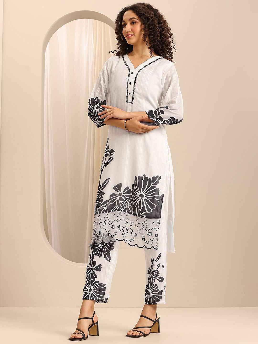 Women Floral Printed Kurta with Trousers & With Dupatta