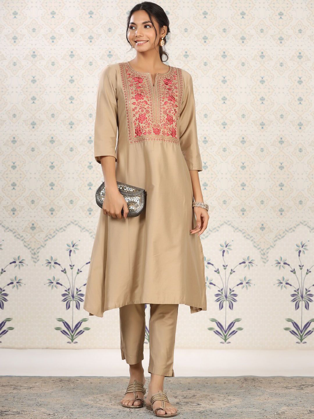 Dhiyona OD  Women Floral Yoke Design Thread Work Kurta