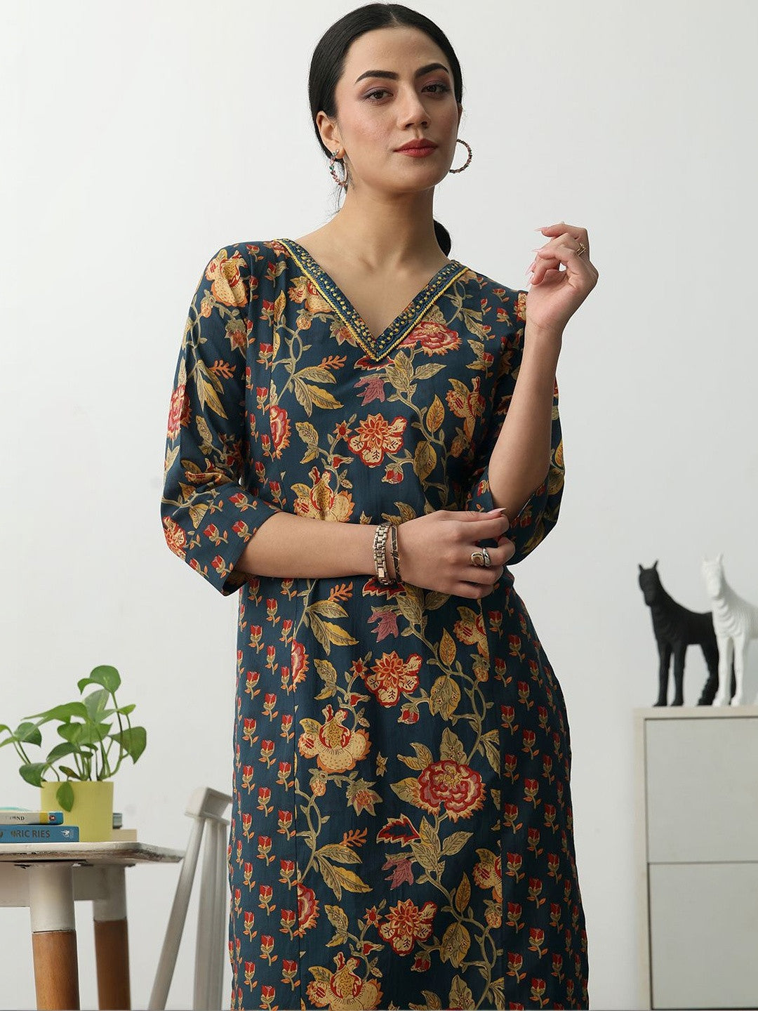 Women Floral Printed Regular Cotton Blend Kurta with Trousers