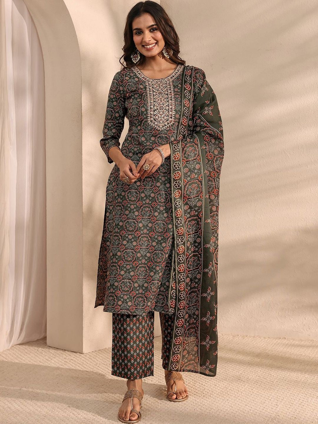 Women Ethnic Motifs Printed Regular Thread Work Kurta with Trousers & With Dupatta