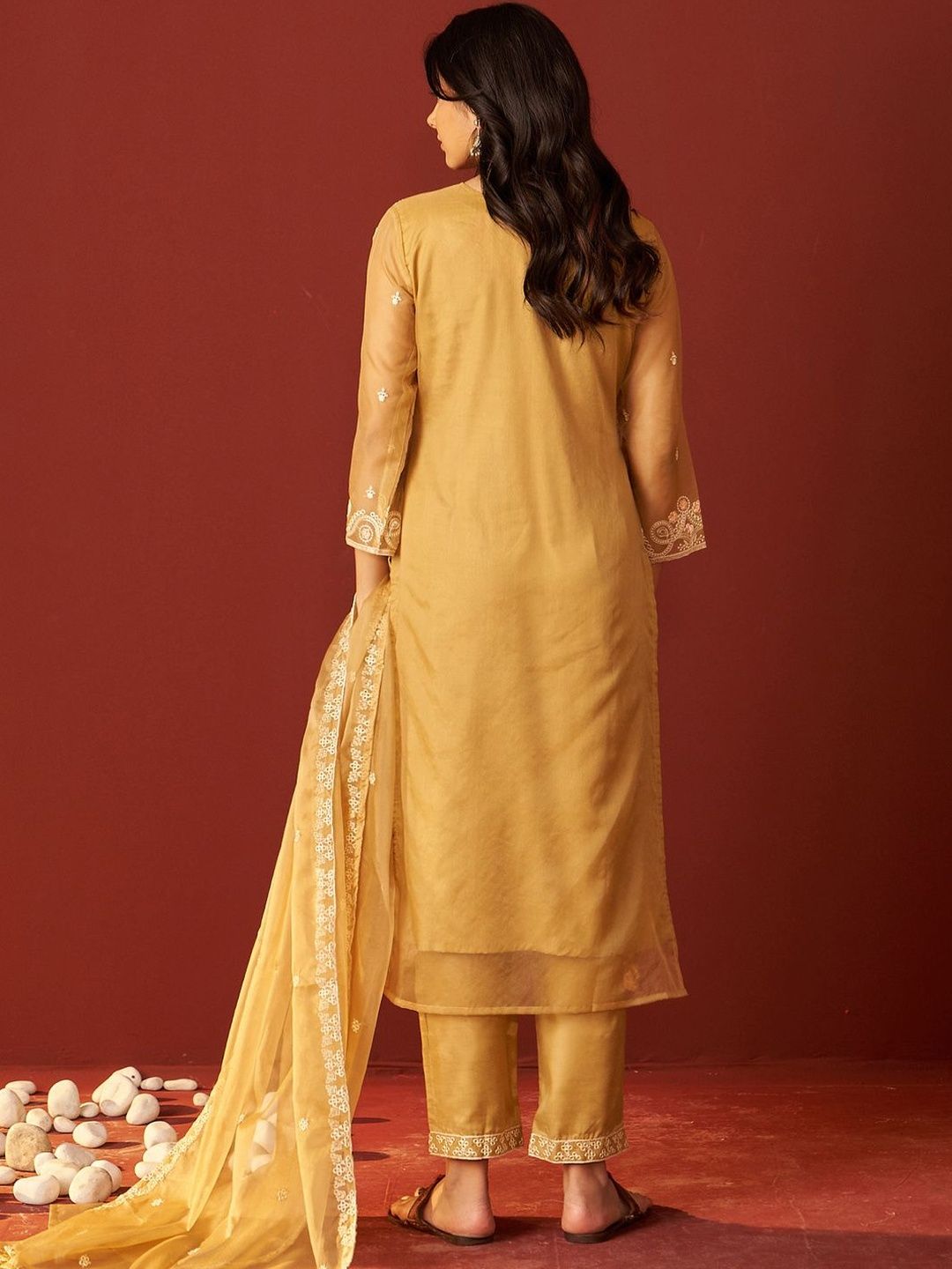 Floral Embroidered Straight V-Neck Thread Work Kurta & Trousers Dupatta