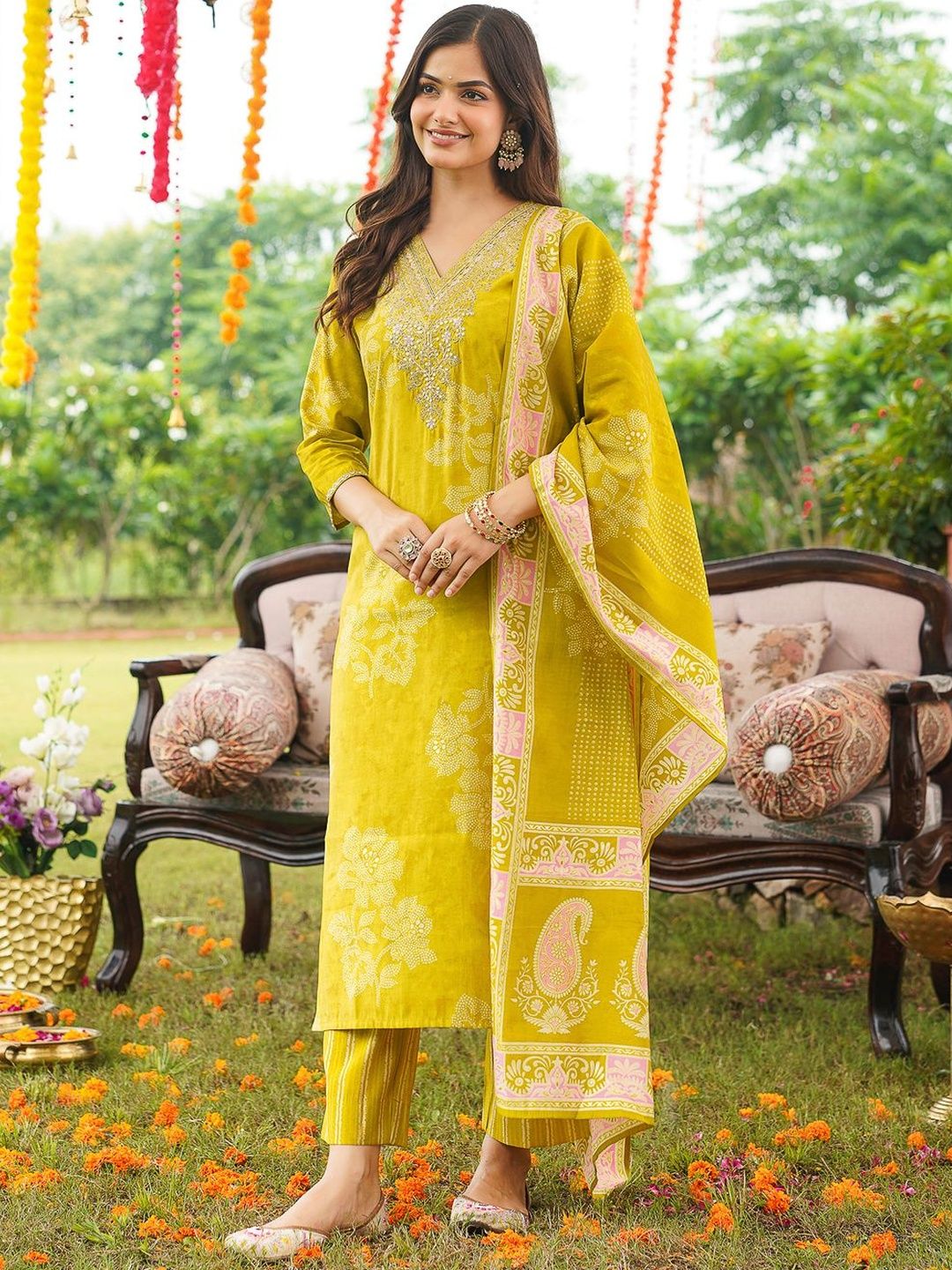 Dhiyona KL Women Floral Printed Regular Kurta with Trousers & With Dupatta