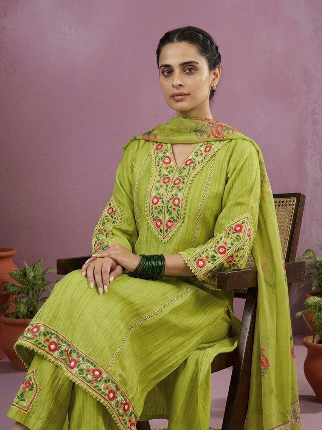 Dhiyona CH Women Floral Embroidered Regular Thread Work Kurta with Trousers & With Dupatta