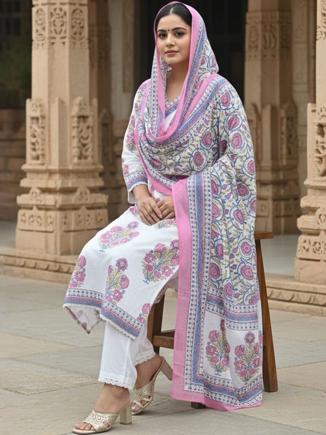 Dhiyona IE Women Floral Printed Regular Pure Cotton Kurta with Trousers & With Dupatta