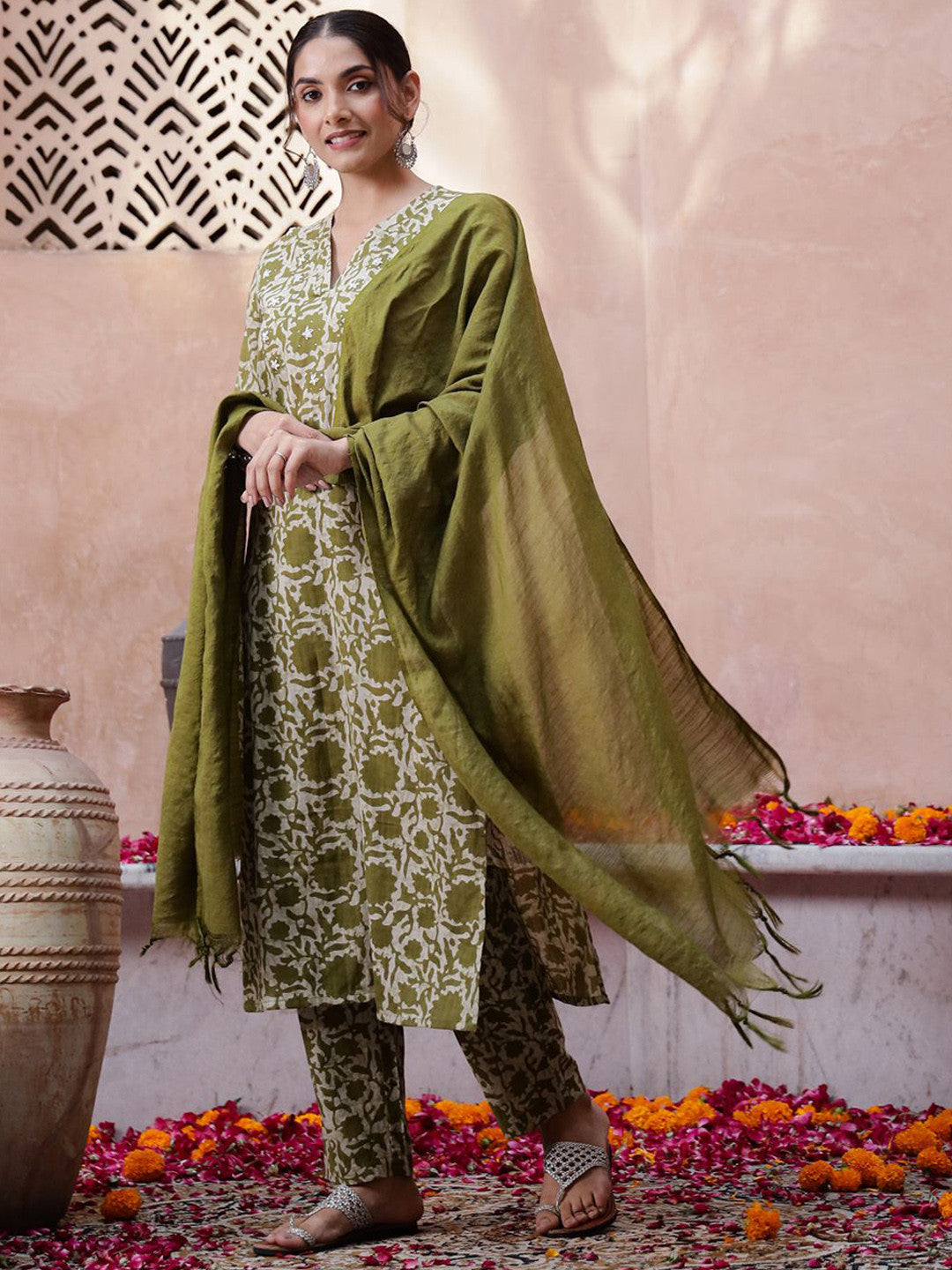Green Floral Printed Thread Work Pure Cotton Kurta With Trousers And Dupatta