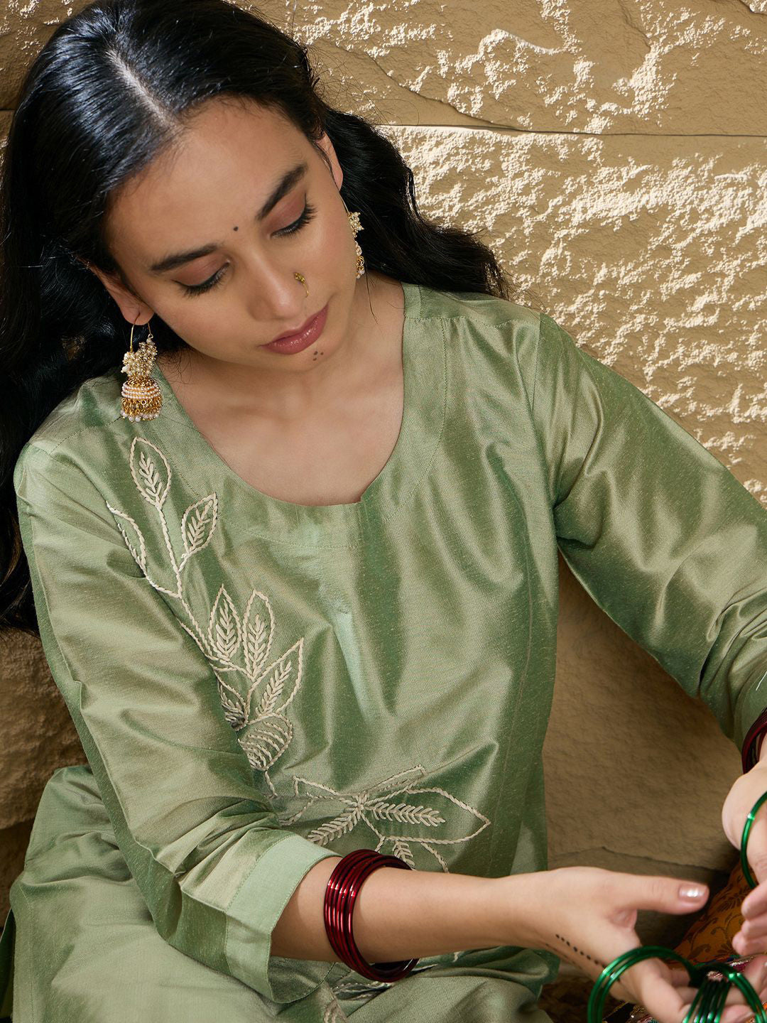 Women Floral Embroidered Regular Thread Work Kurta with Trousers