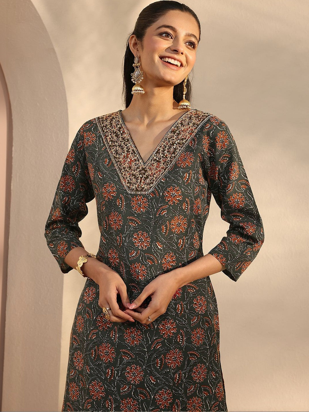 Women Floral Printed Regular Thread Work Kurta with Trousers & With Dupatta