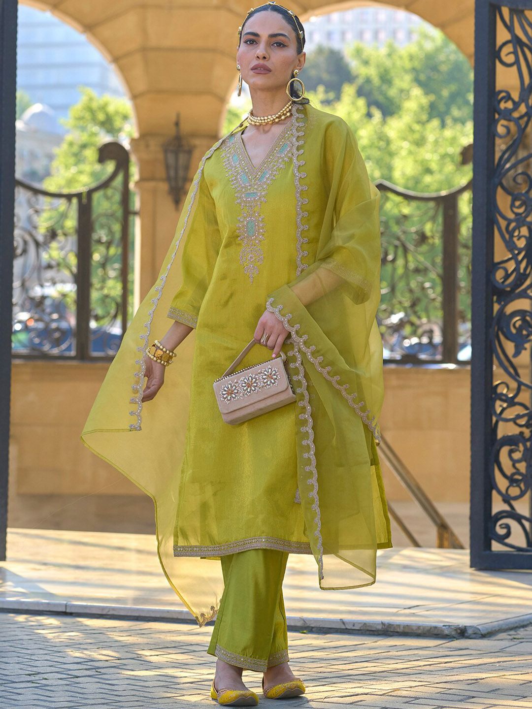 Dhiyona IE Ethnic Motifs Embroidered Regular Zari Straight Kurta With Trousers & Dupatta
