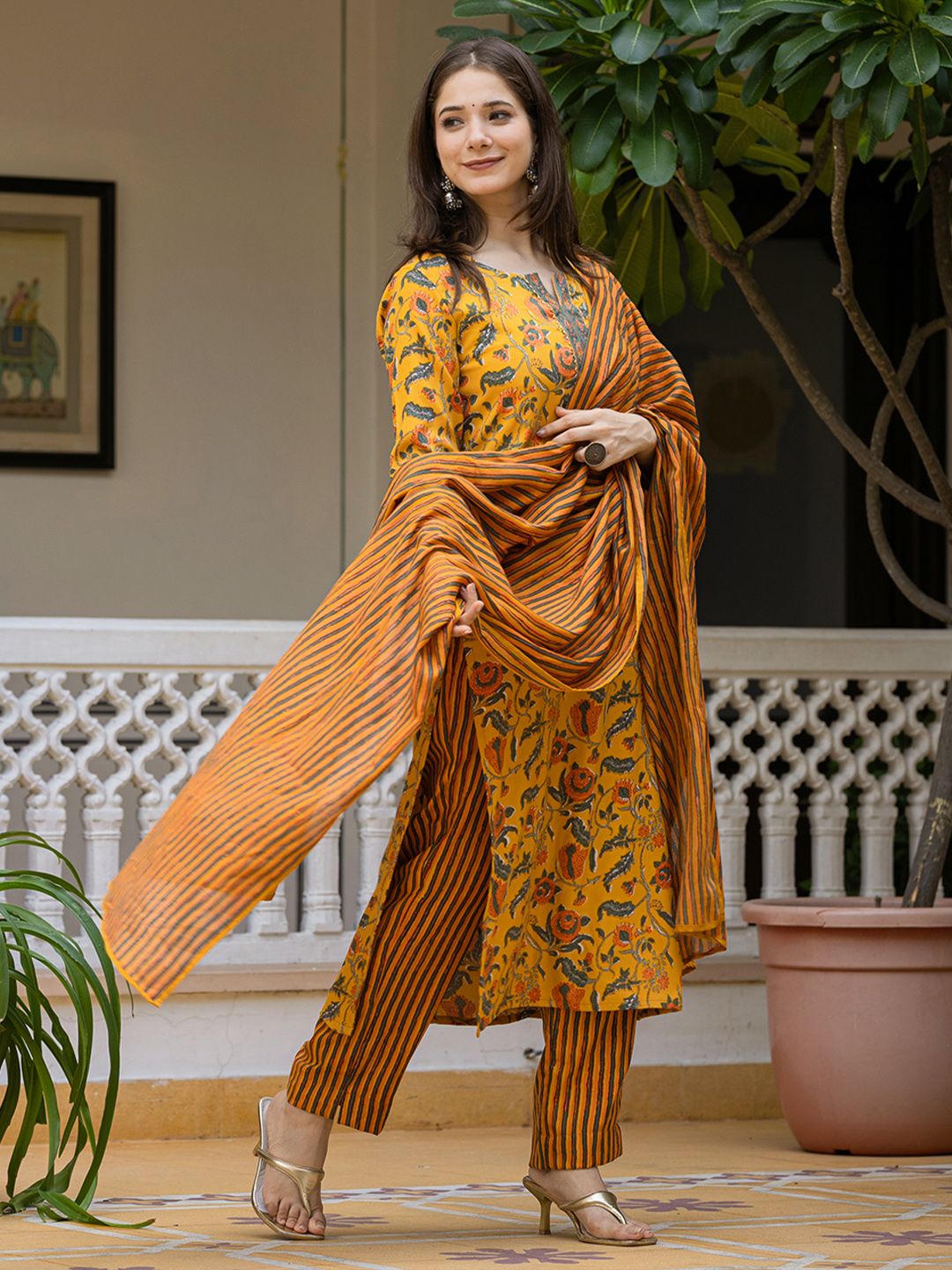 Dhiyona KL Floral Printed Regular Cotton Blend Kurta with Trousers With Dupatta