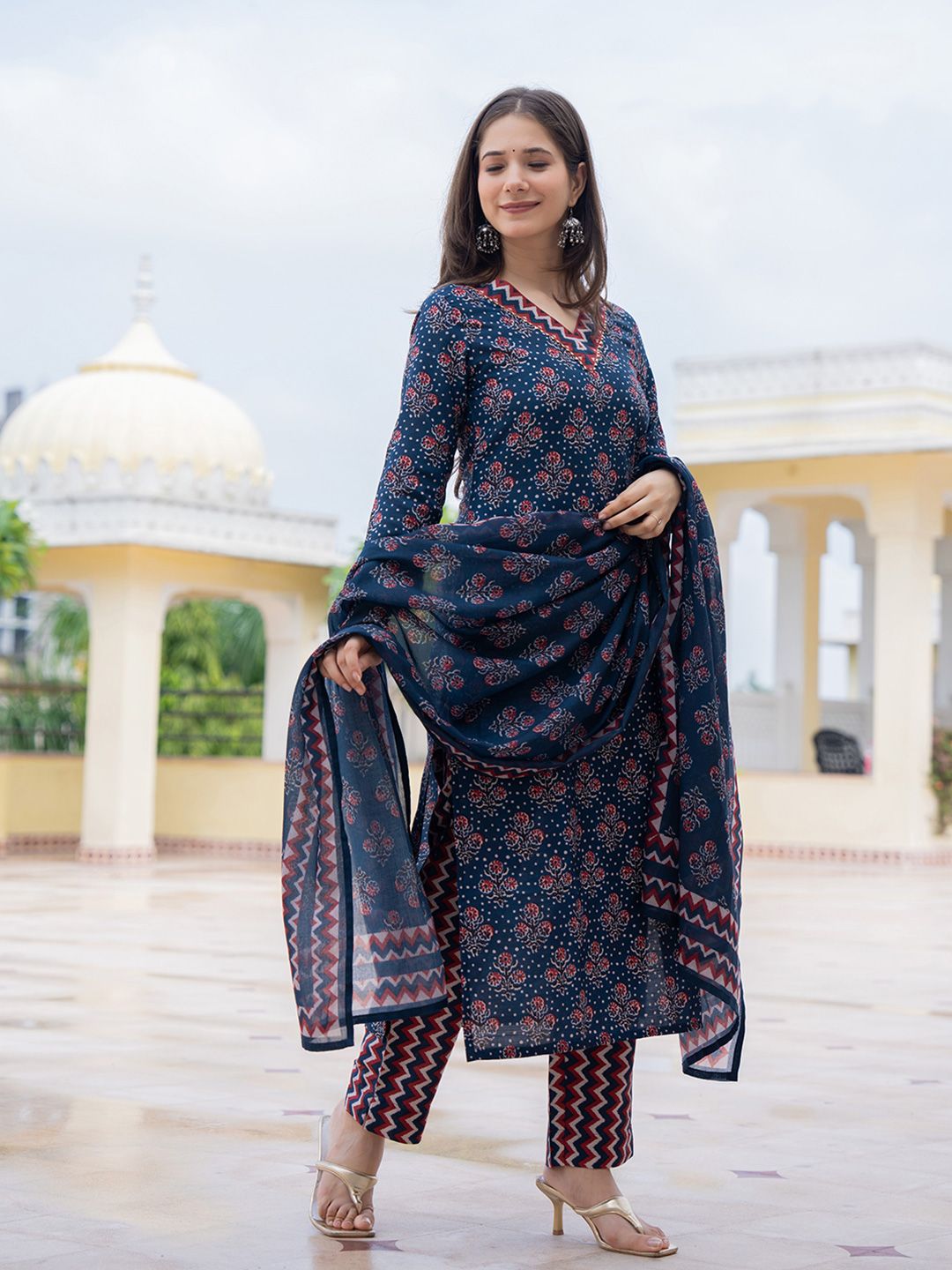 Dhiyona KL Floral Printed Straight Kurta With Trousers & Dupatta