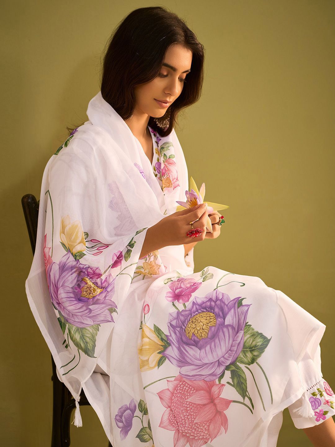Dhiyona IE Floral Embroidered Thread Work V-Neck Liva Kurta with Trousers & Dupatta