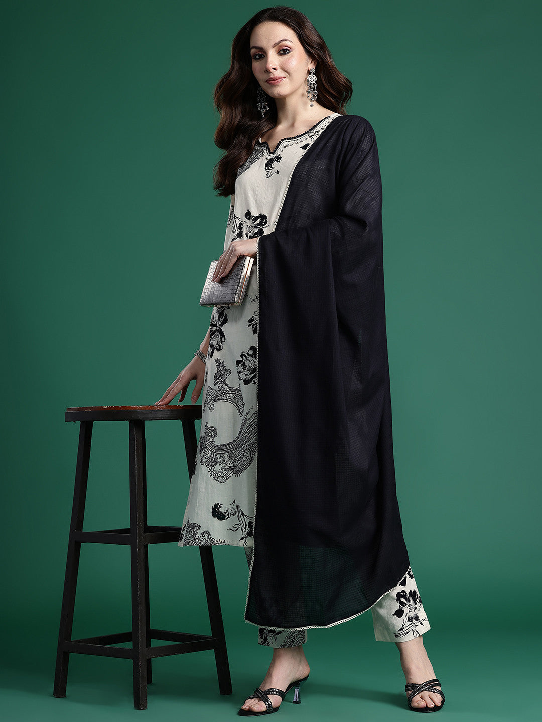 Women Floral Printed Regular Beads and Stones Pure Cotton Kurta with Trousers & With Dupatta