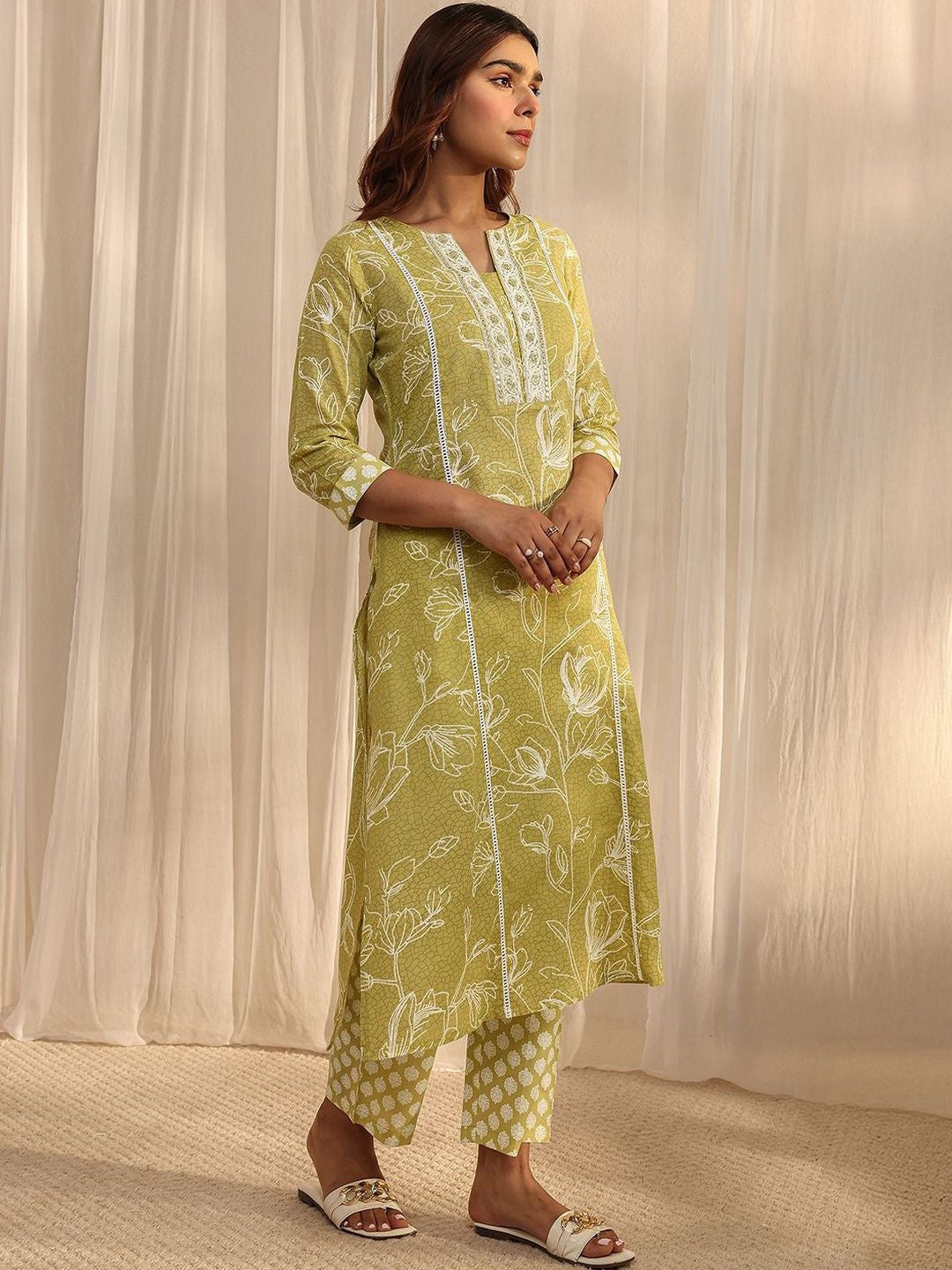 Women Floral Printed Regular Thread Work Kurta with Trousers & With Dupatta