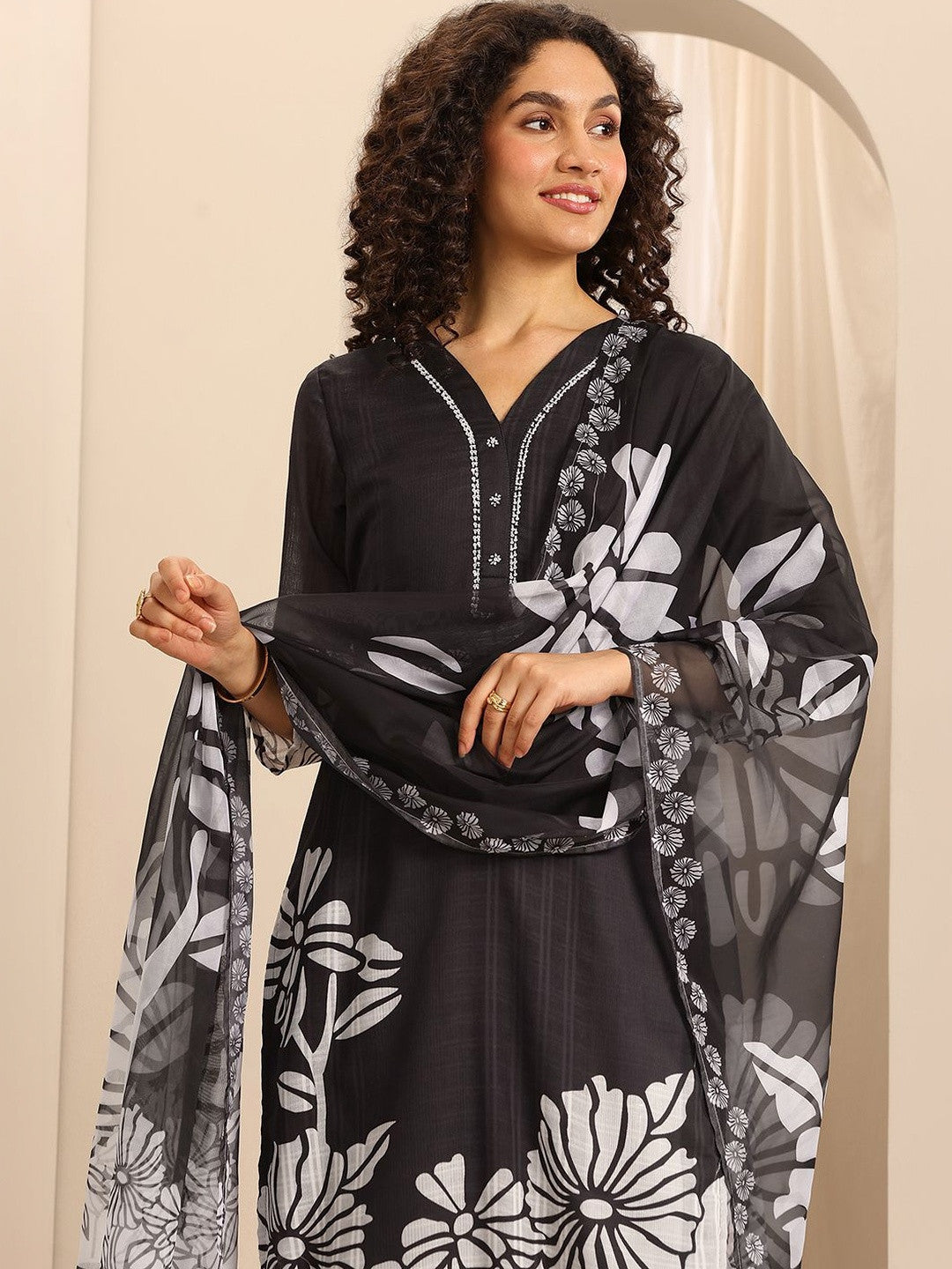 Women Floral Printed Regular Thread Work Kurta with Trousers & With Dupatta