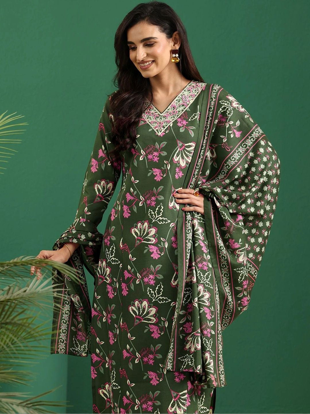 Women Floral Printed Regular Thread Work Kurta with Trousers & With Dupatta