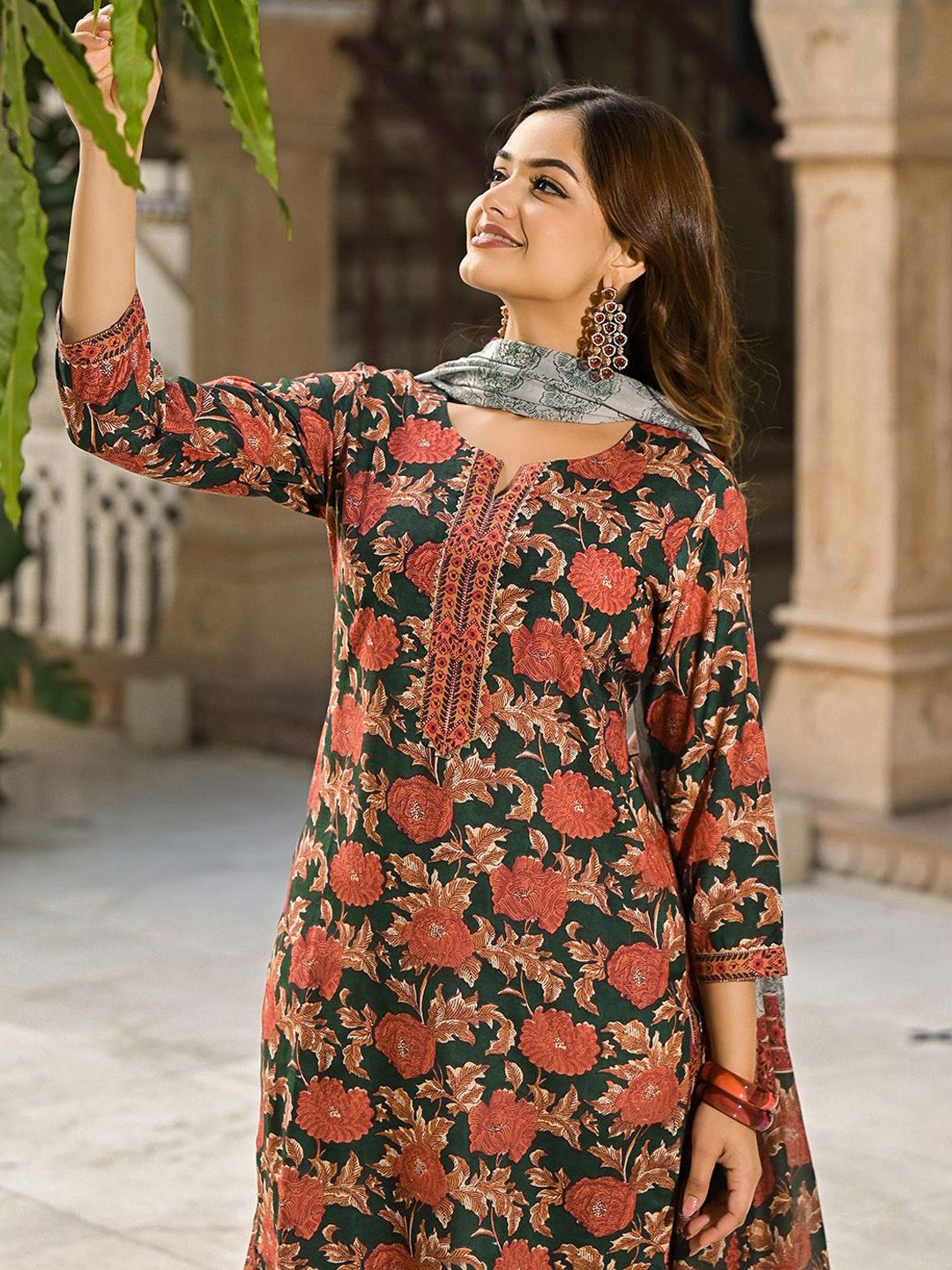 Dhiyona KL Women Floral Printed Round Neck Straight Kurta with Trousers & With Dupatta