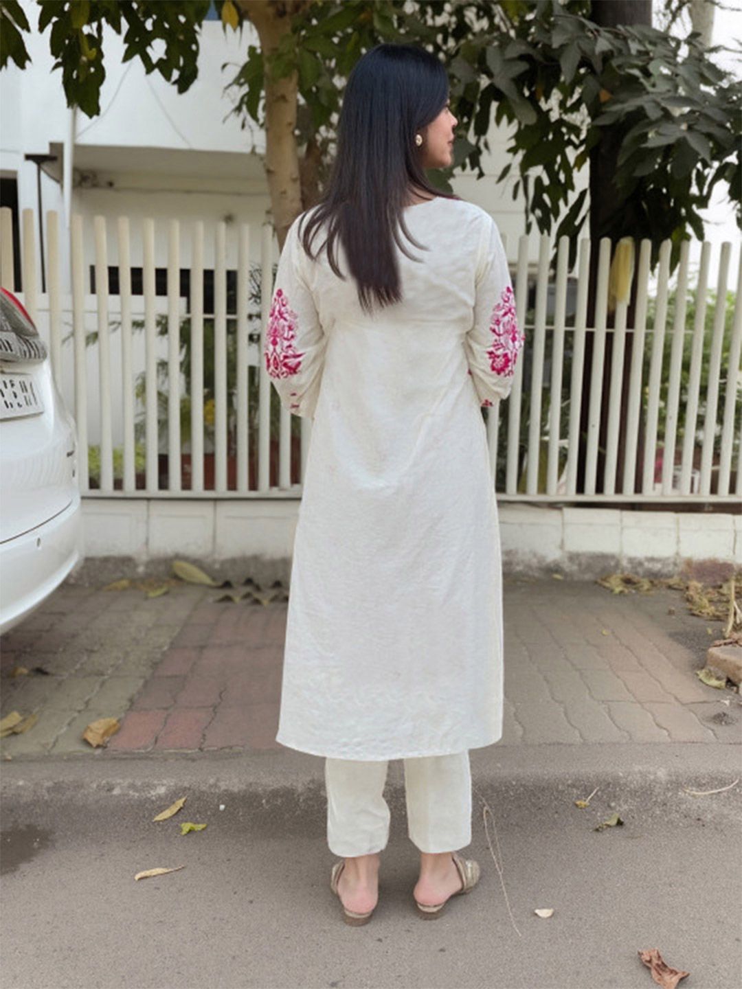 Dhiyona KL Floral Embroidered Thread Wrok Kurta With Trousers And Dupatta
