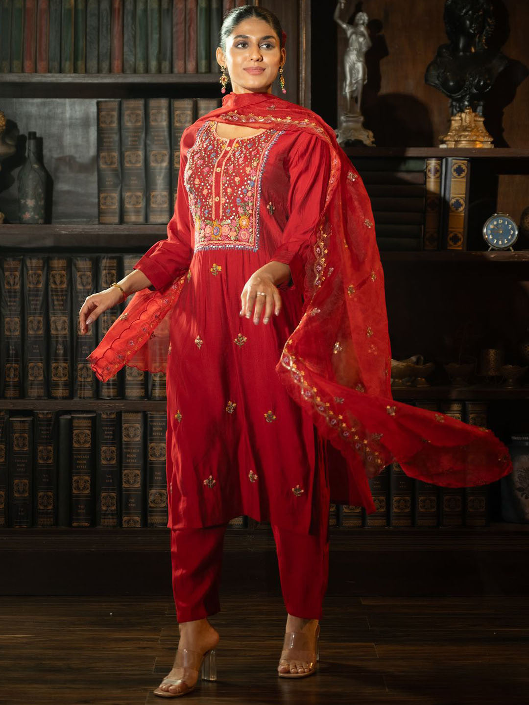 Women Floral Embroidered Regular Thread Work Kurta with Trousers & With Dupatta