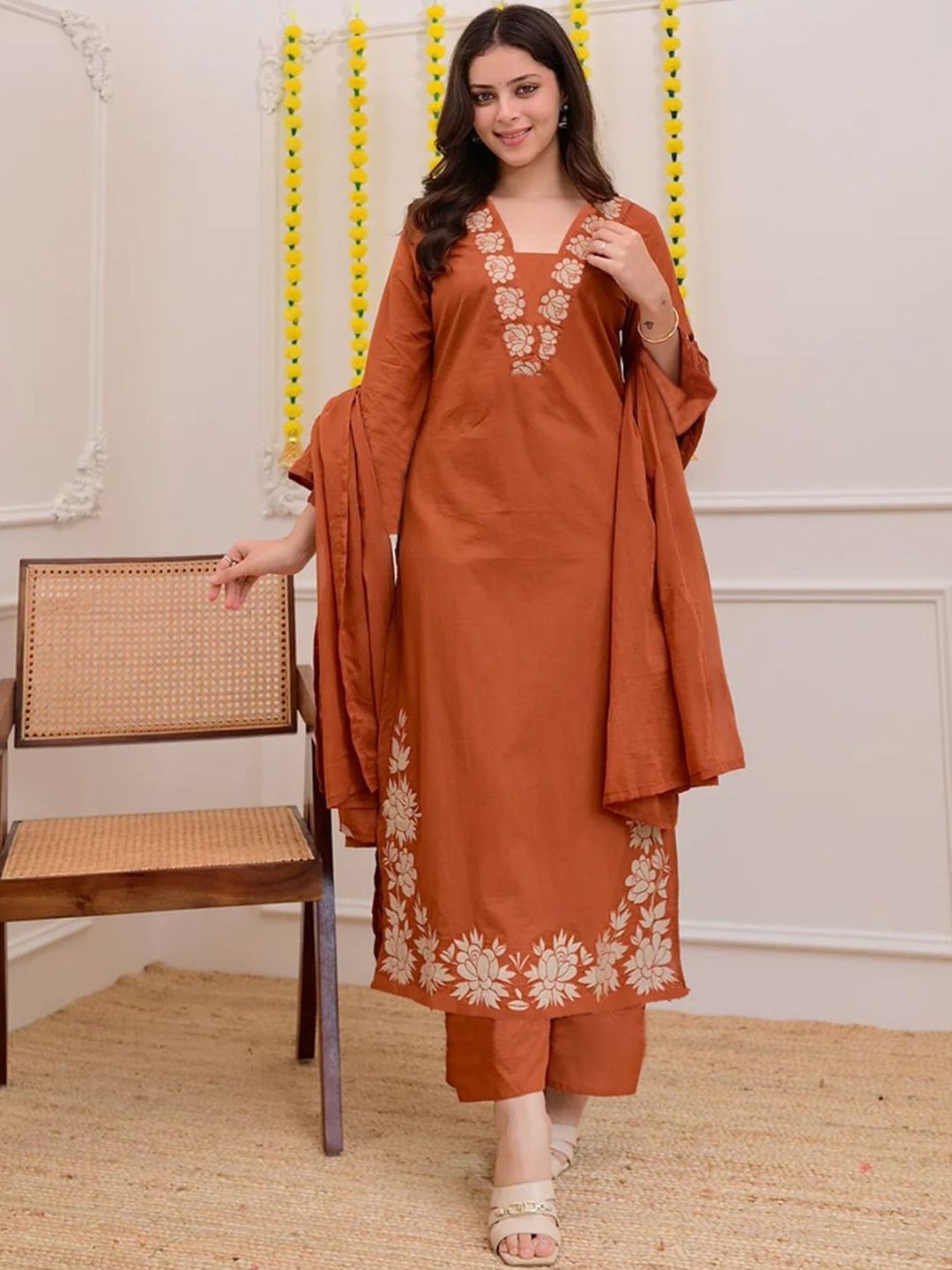 Dhiyona KL Women Floral Embroidered Regular Thread Work Kurta with Palazzos & With Dupatta