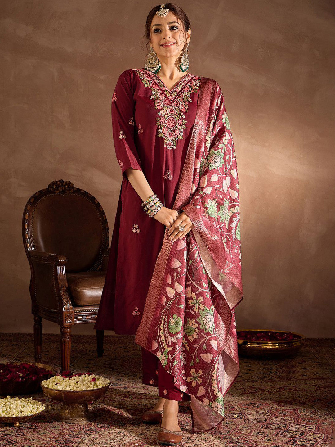 Women Floral Embroidered Regular Thread Work Kurta with Trousers & With Dupatta