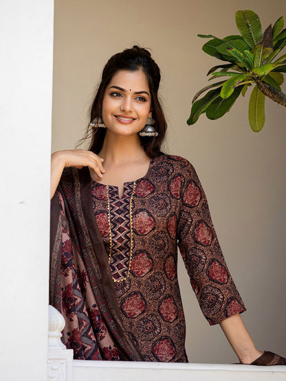Dhiyona KL Geometric Printed Notch Neck Kurta With Trousers & Dupatta