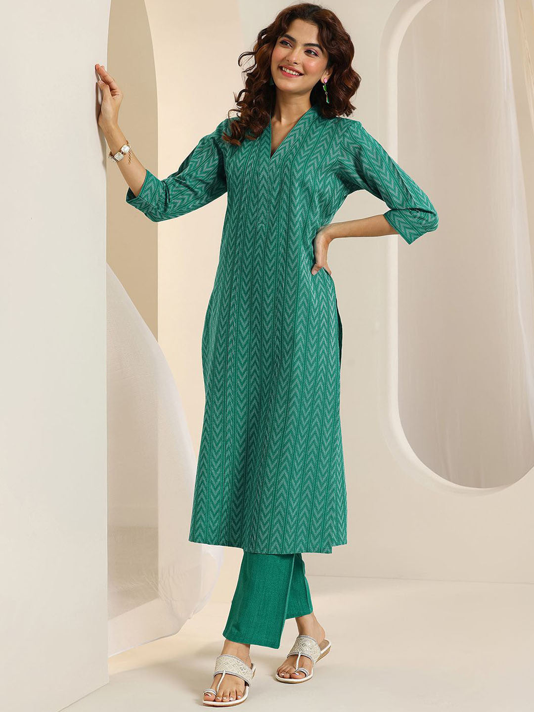 Chevron Embroidered Thread Work V Neck Kurta With Trousers & Dupatta