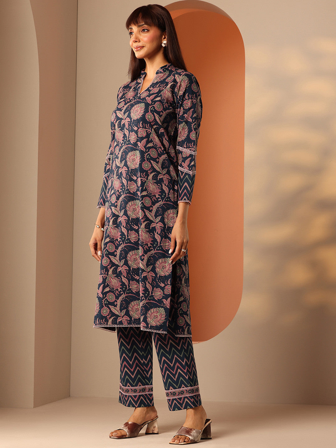 Women Floral Printed Kurta with Trousers