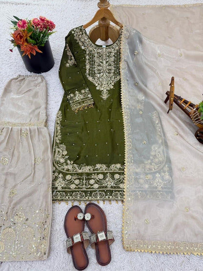 Dhiyona KL Women Floral Embroidered Regular Thread Work Kurta with Sharara & With Dupatta