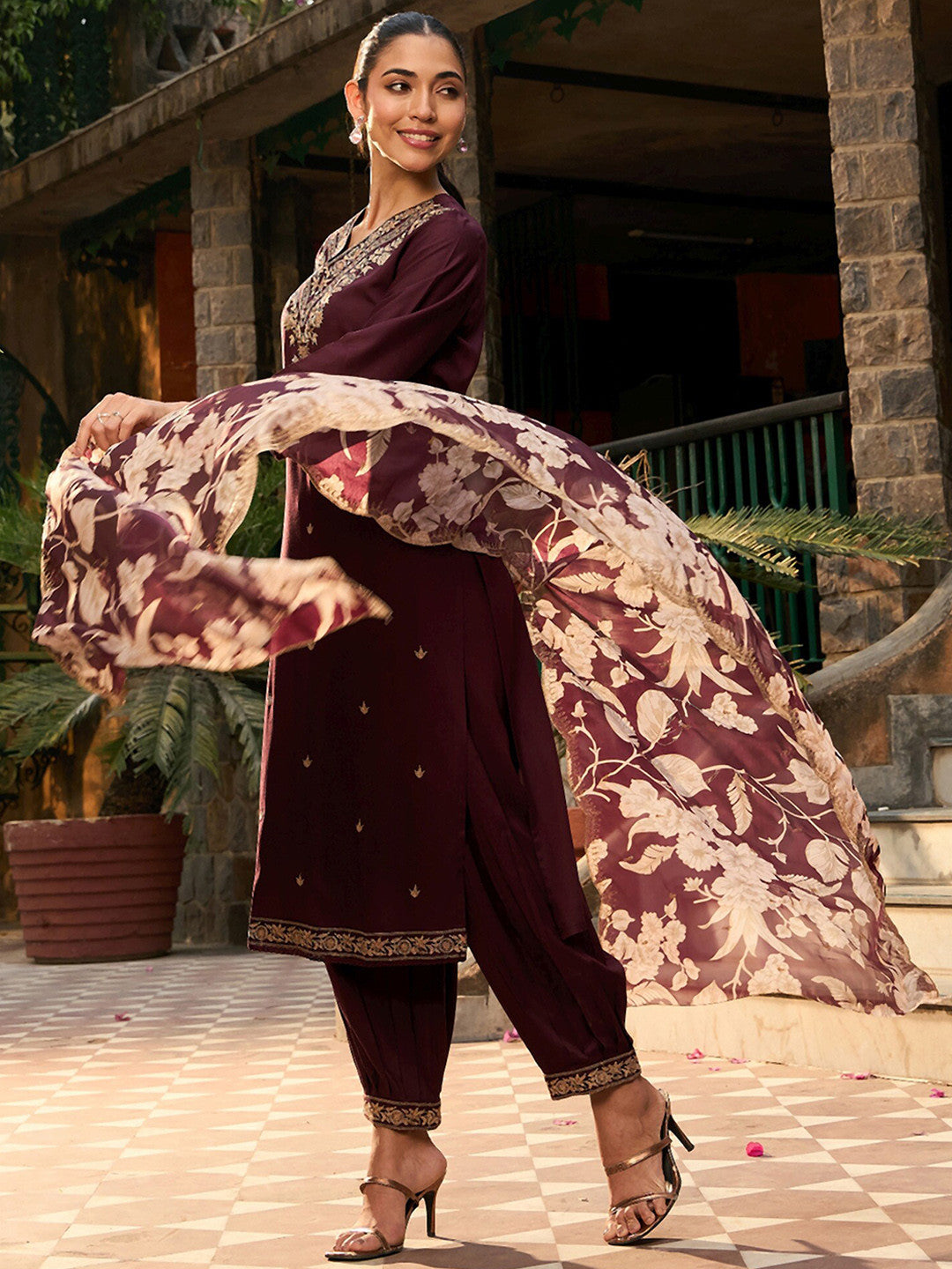 V Neck Ethnic Motifs Embroidered Regular Thread Work Kurta Set