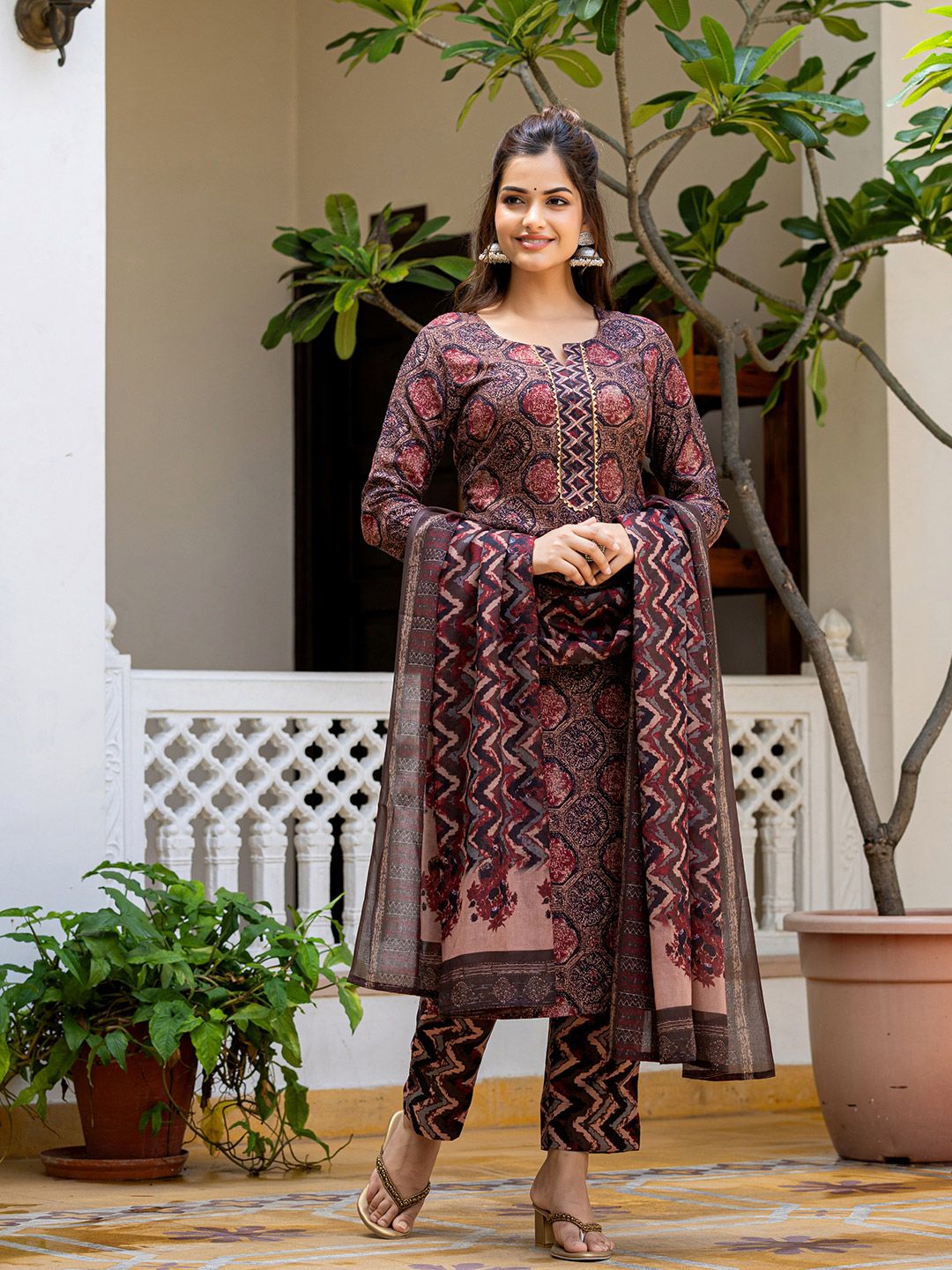 Dhiyona KL Geometric Printed Notch Neck Kurta With Trousers & Dupatta