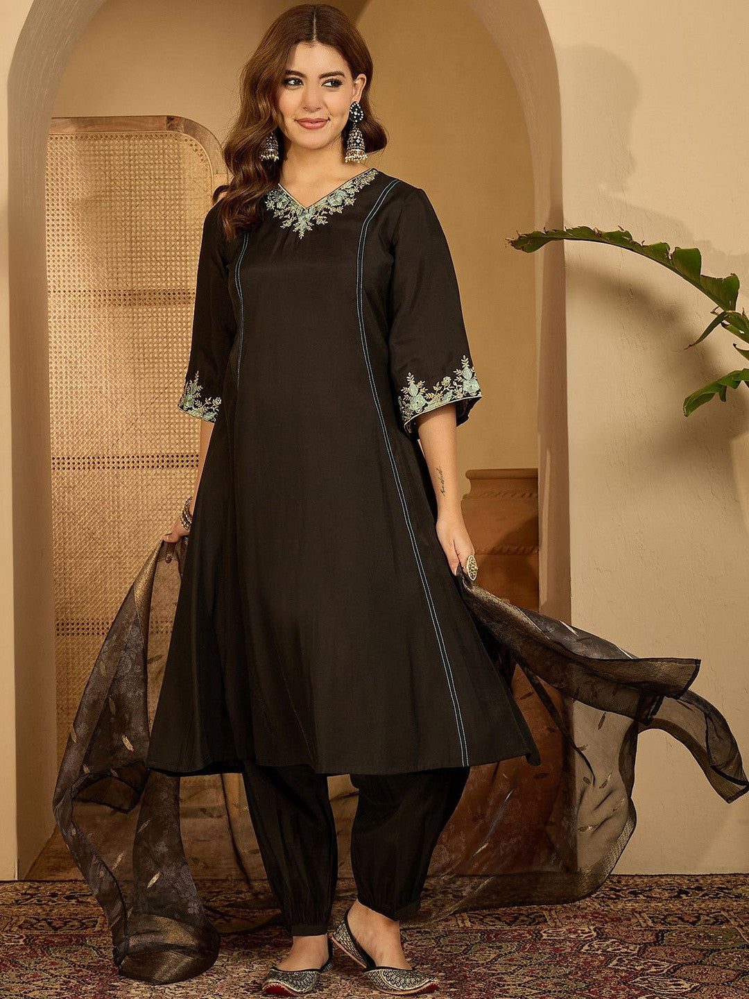 Women Black Embroidered Kurta Sets With Dupatta