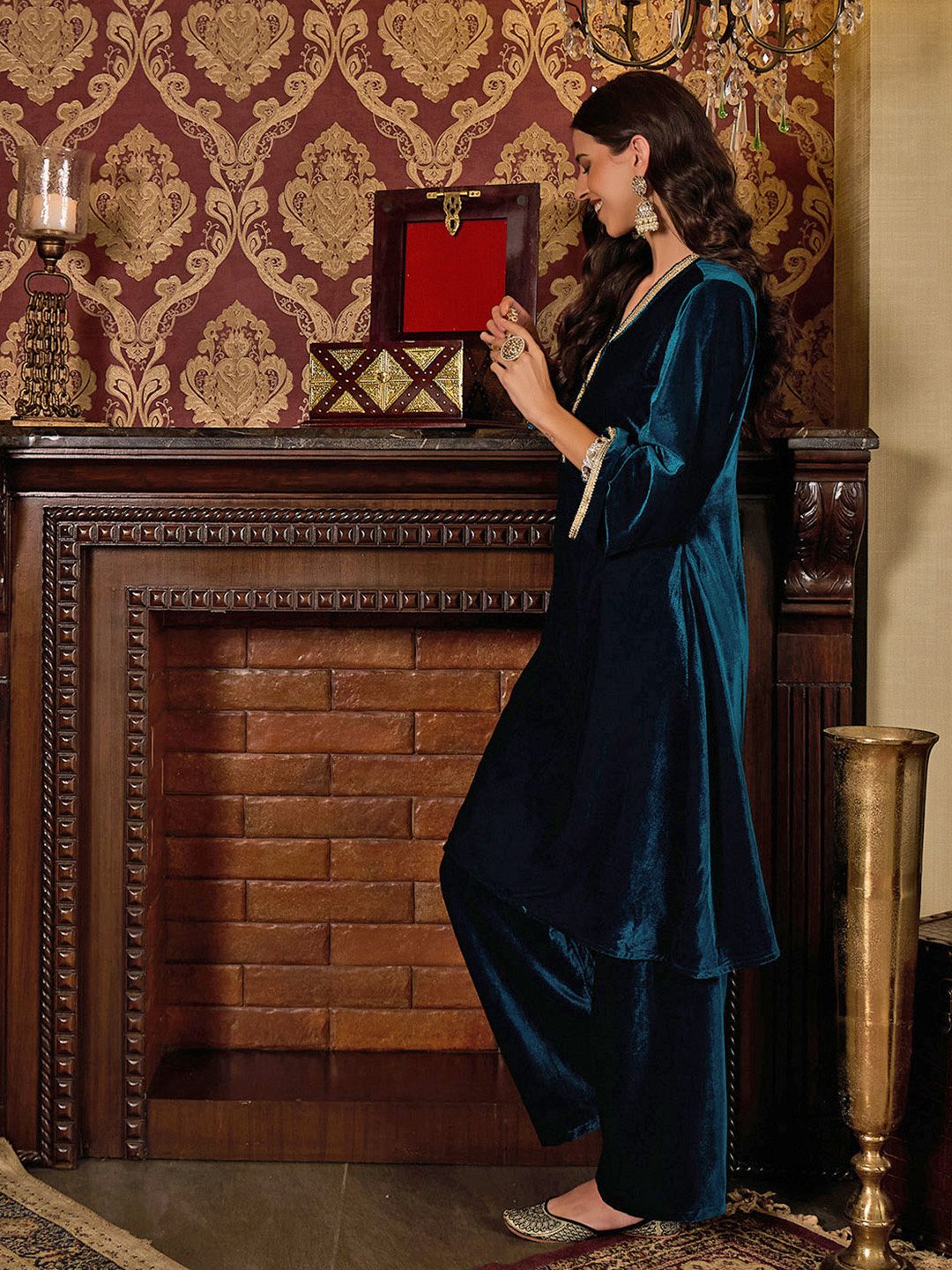 Dhiyona CH Women Regular Thread Work Velvet Kurta with Trousers