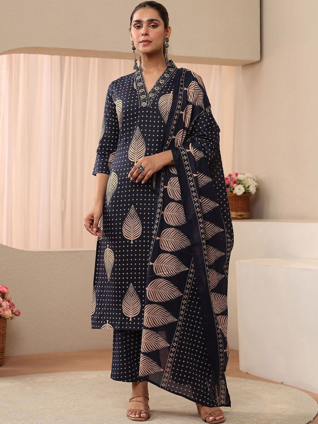 Women Floral Printed Regular Kurta with Trousers & With Dupatta