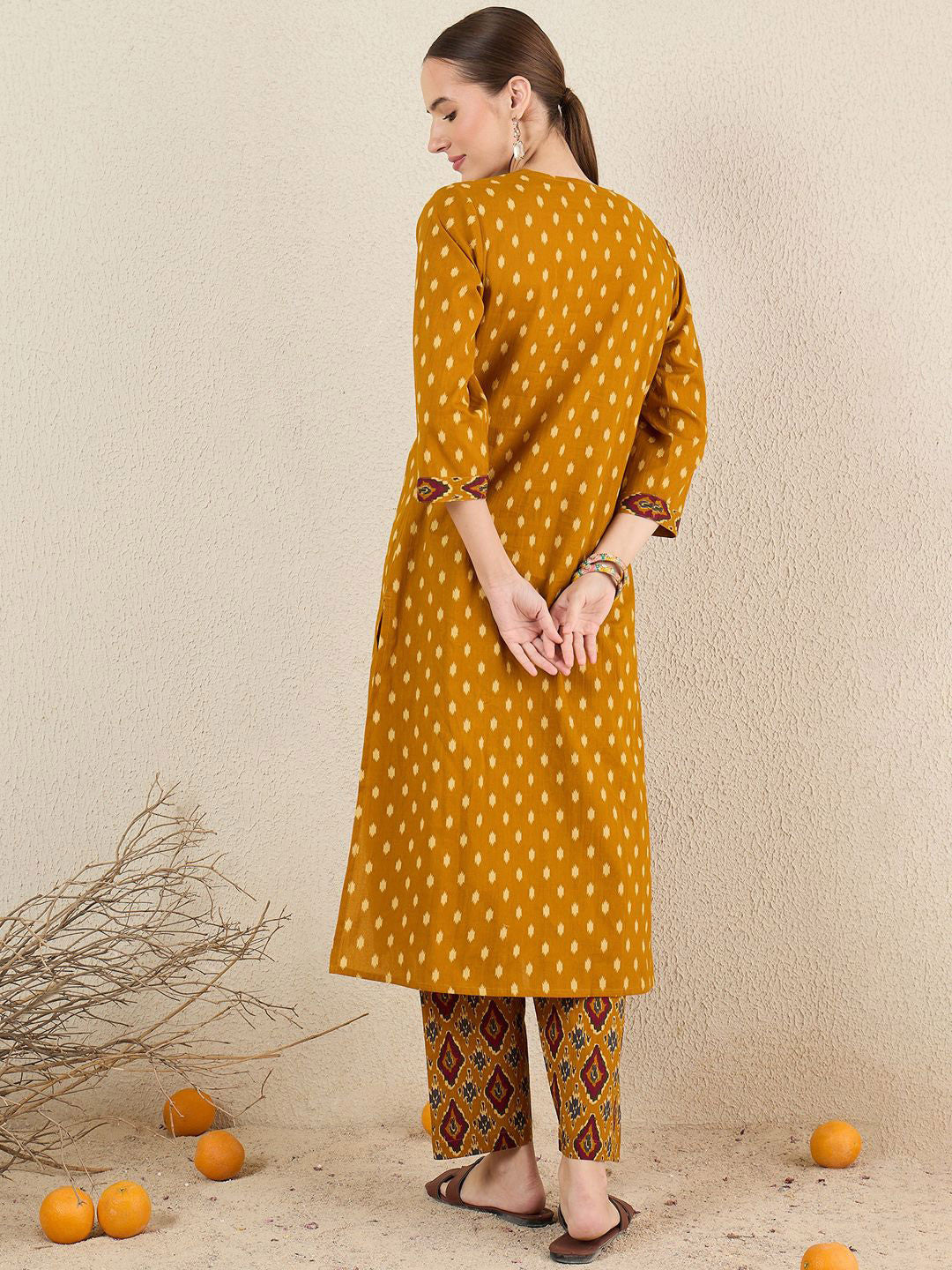 Women Geometric Printed Cotton Kurta with Trousers