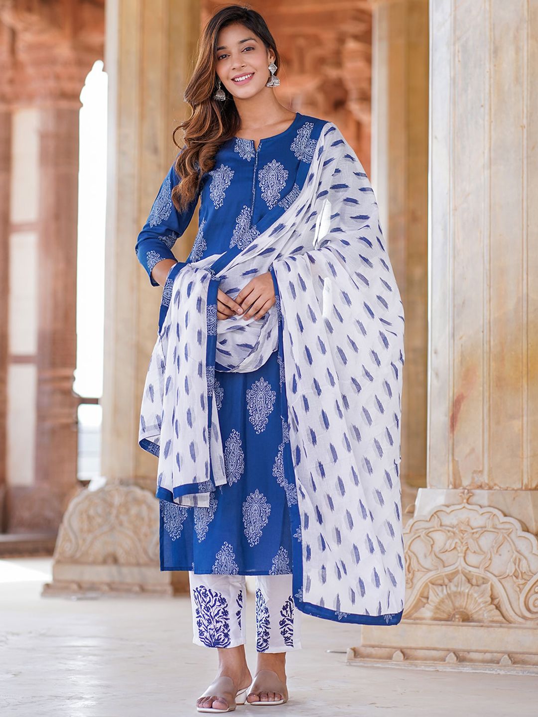 Dhiyona KL Paisley Printed Straight Kurta With Trousers & Dupatta