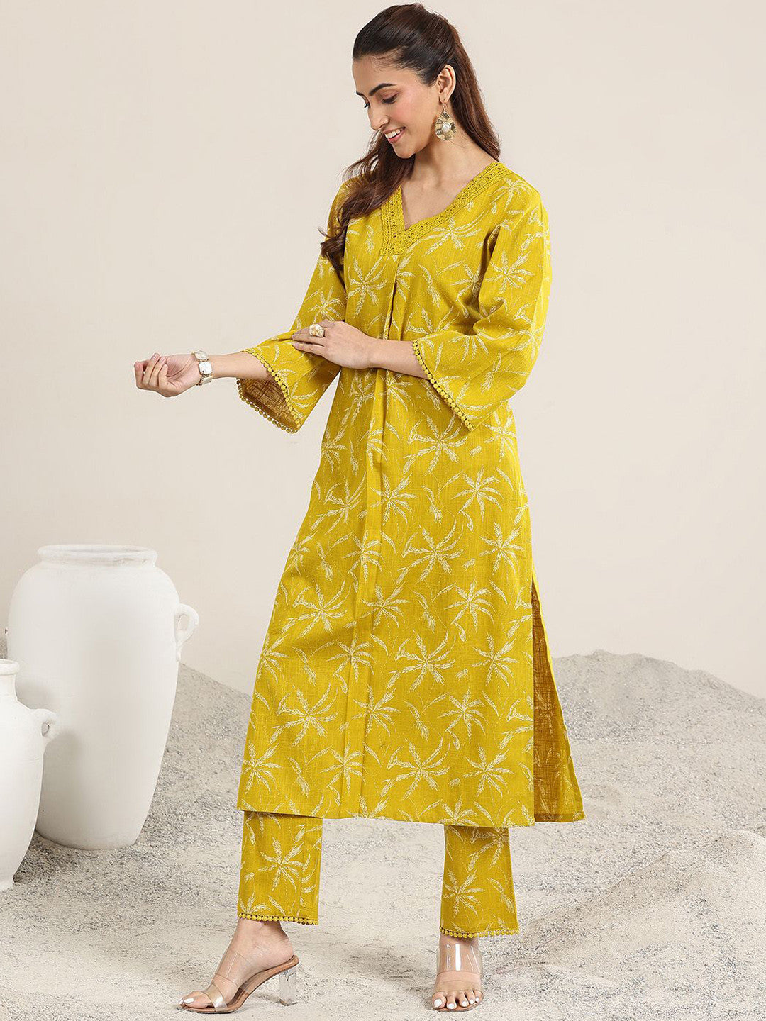 Women Floral Printed Kurta with Trousers