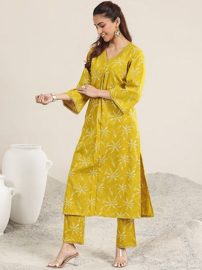 Women Floral Printed Kurta with Trousers