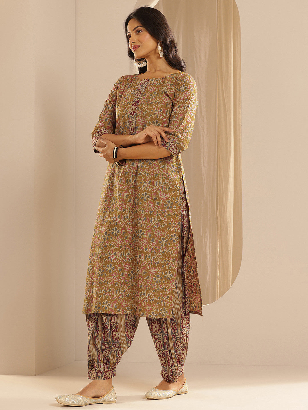 Floral Printed Thread Work Straight Kurta With Salwar & Dupatta