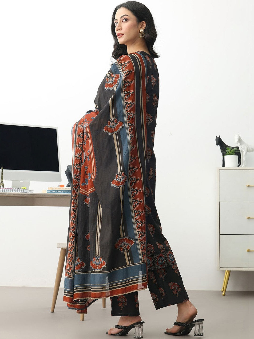 Women Floral Printed Regular Cotton Blend Kurta with Trousers & With Dupatta