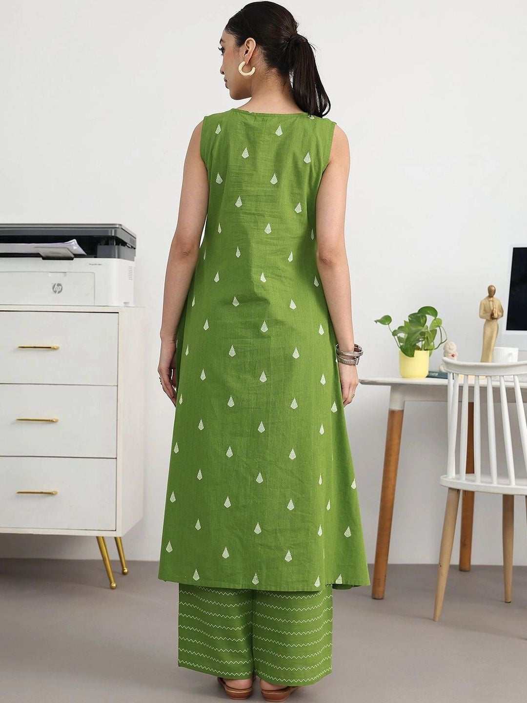 Women Printed Regular Kurta with Trousers