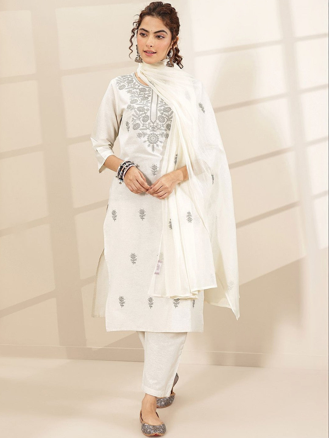Women Floral Embroidered Regular Thread Work Kurta with Trousers & With Dupatta
