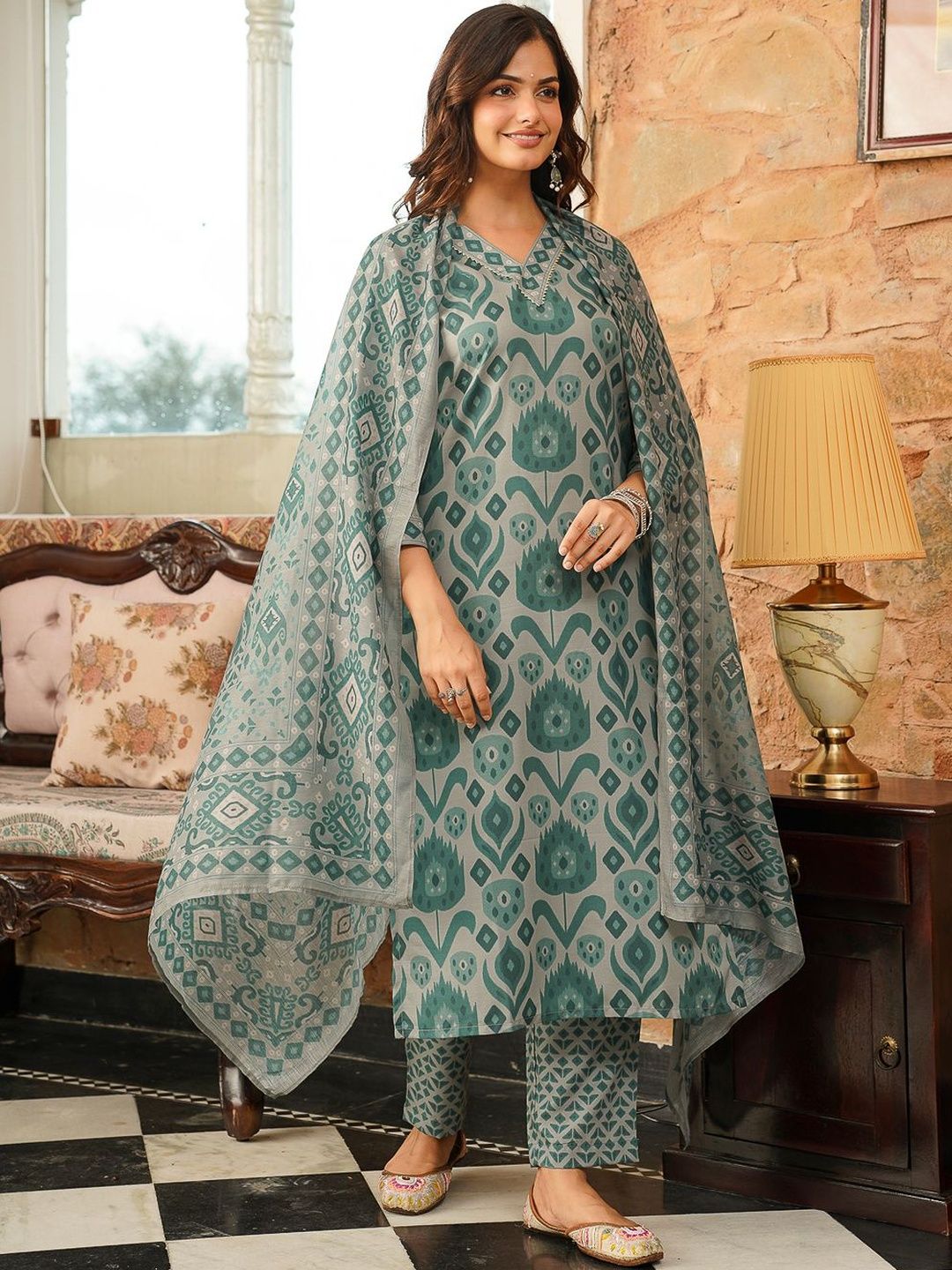 Dhiyona KL Ethnic Motifs Printed V-Neck Straight Kurta With Trousers & Dupatta