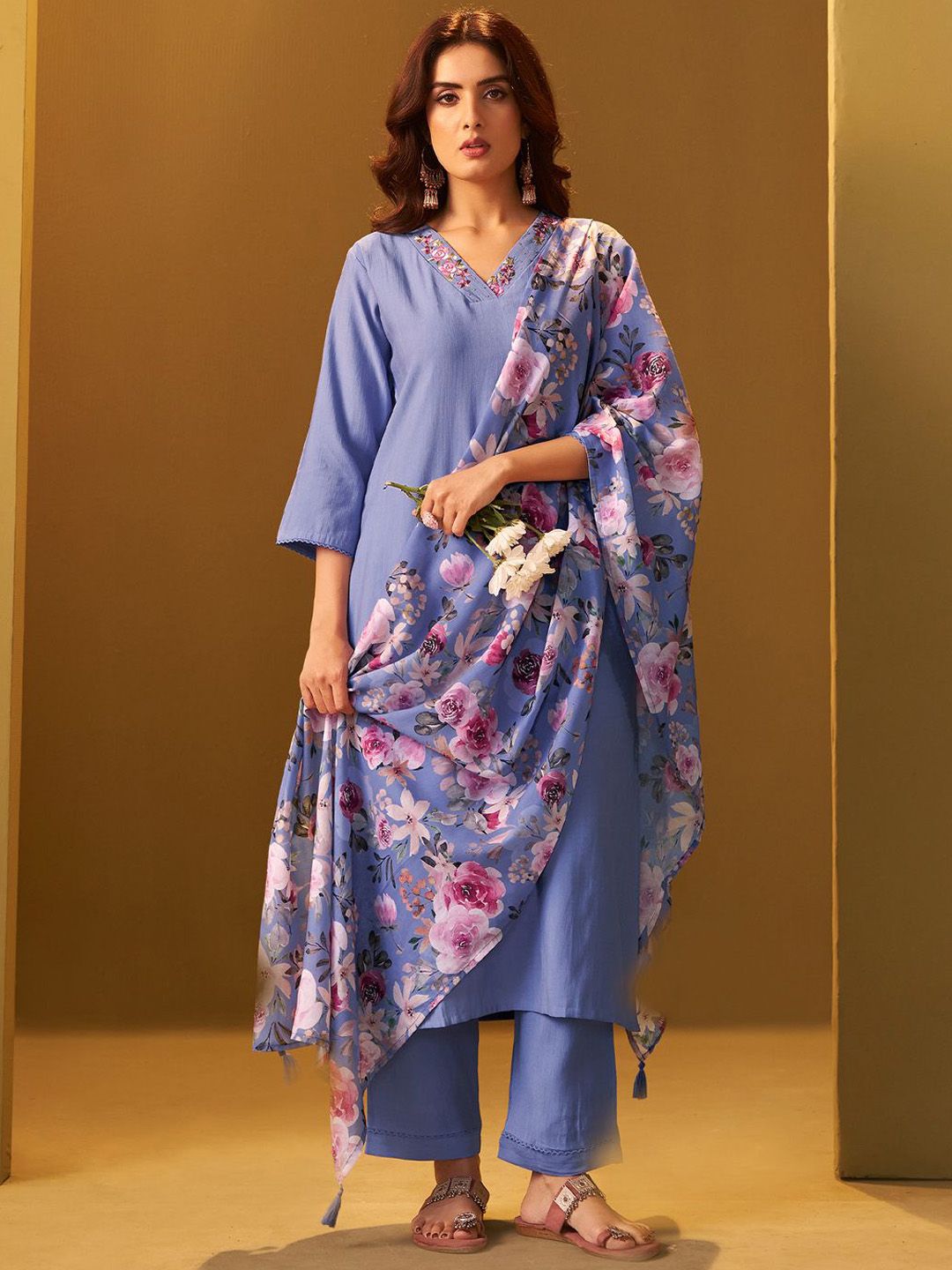 Dhiyona IE Floral Regular Thread Work Kurta With Trousers & Dupatta