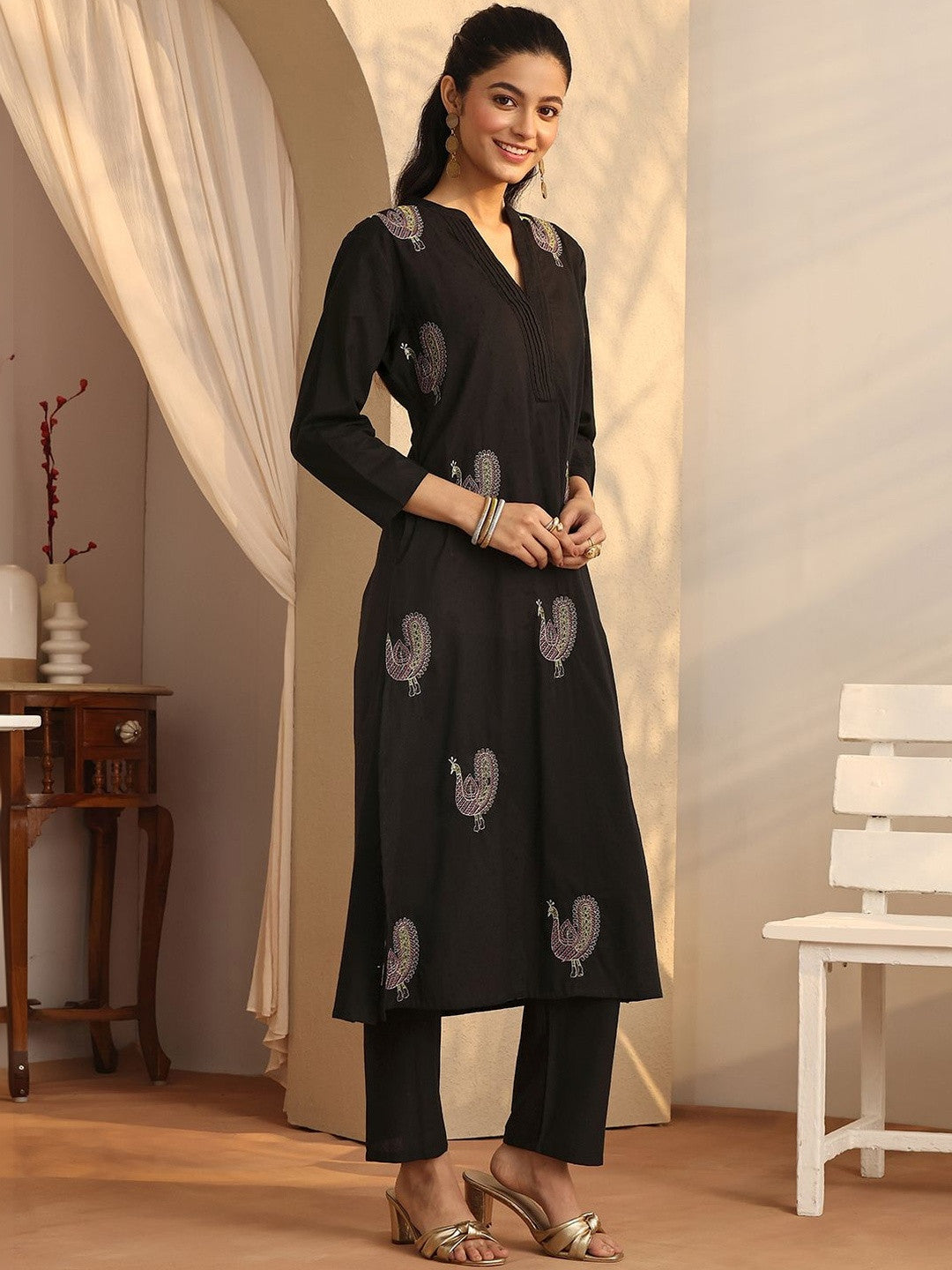 Women Ethnic Motifs Embroidered Regular Thread Work Kurta with Trousers