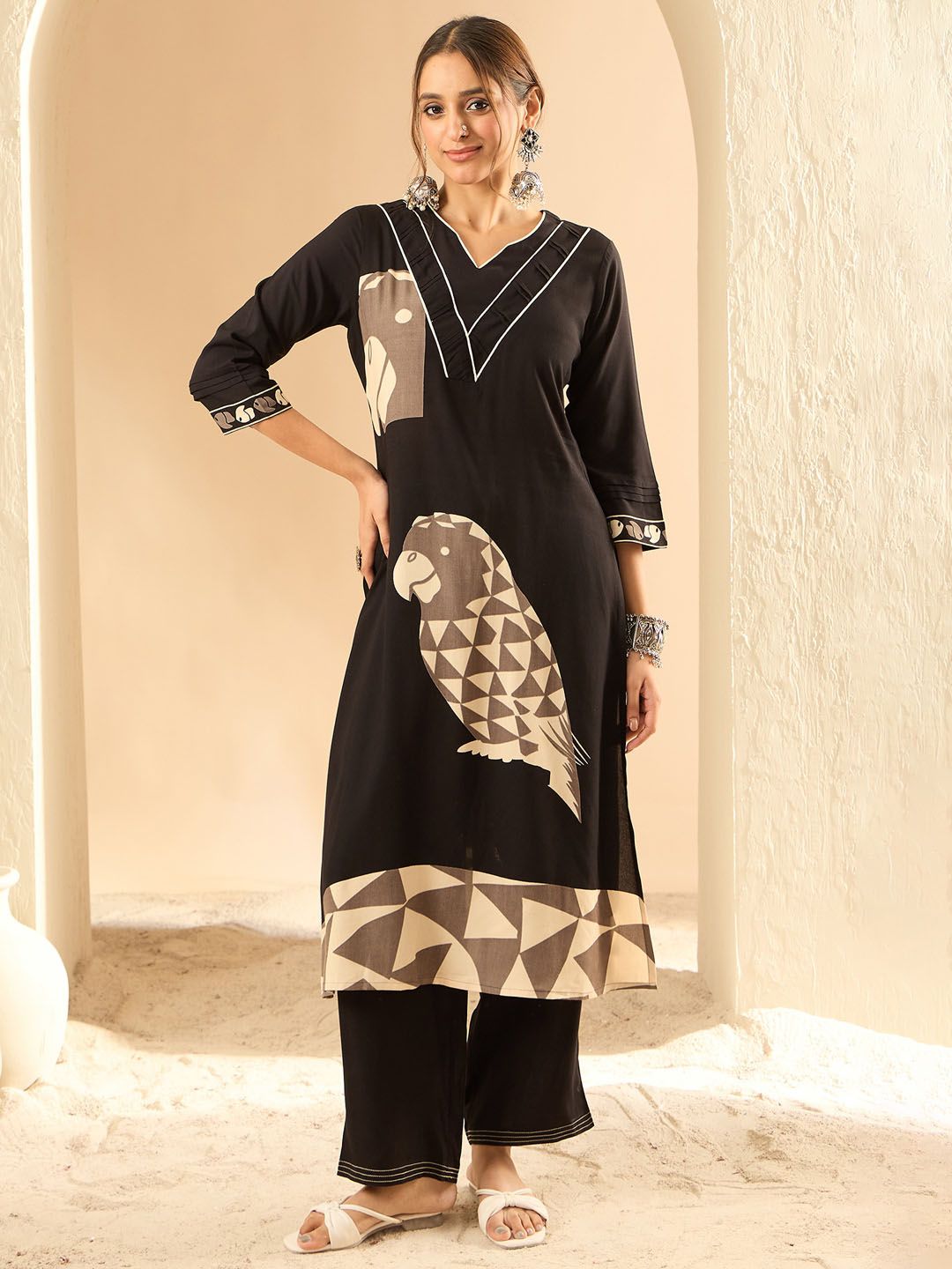 Women Printed Regular Kurta with Trousers