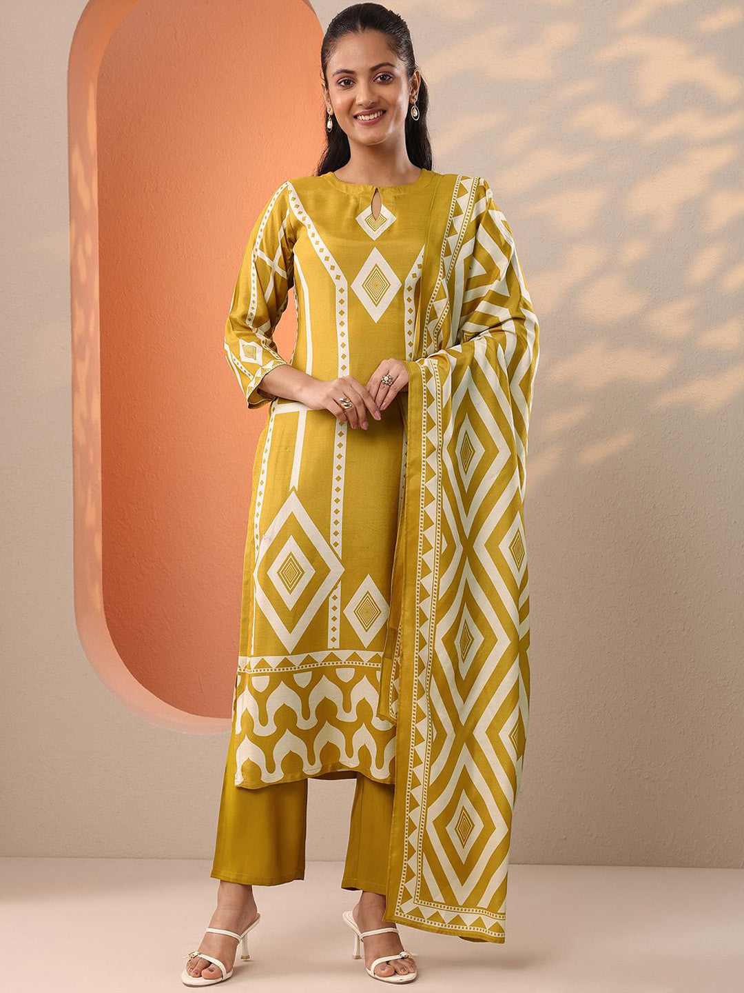 Ethnic Motifs Printed Straight Kurta With Trousers & Dupatta