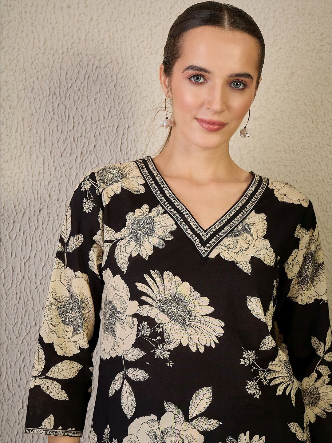 Dhiyona IE Women Floral Printed Regular Thread Work Pure Cotton Kurta with Trousers